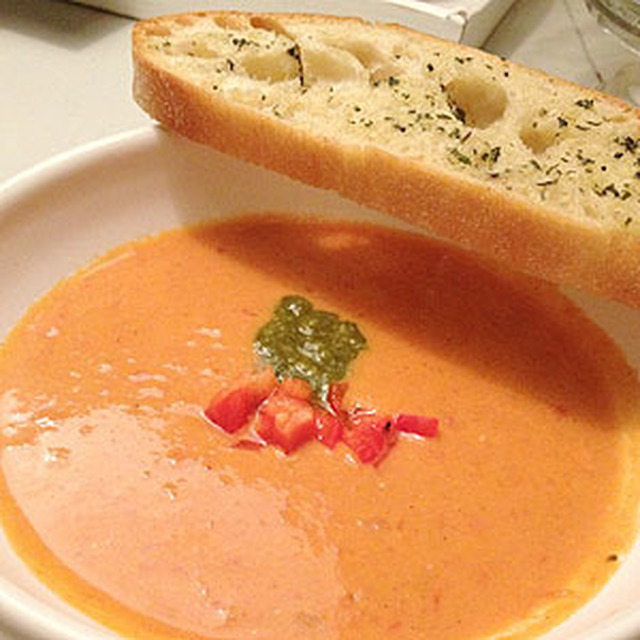 Biokväll och favorit i repris – tomatsoppa toppad med pesto