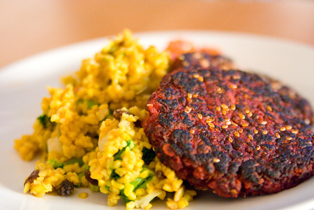 Rödbetsbiffar med bulgur och morotstzatziki