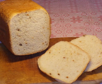 Smörigt rostlöksformbröd i bakmaskin