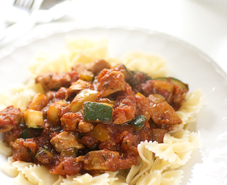 Kycklingpasta med tomat och zucchini