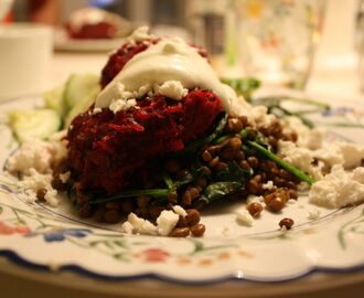 Krämiga rödbersbiffar med linser, spenat, fetaost och limeyoghurt