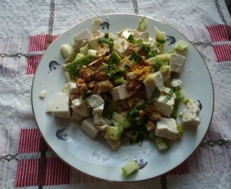 Tofu med chili, gurka och cashewnötter