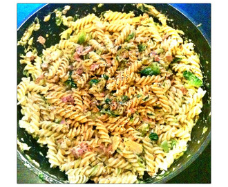 Pasta med krispig bacon och brysselkål!