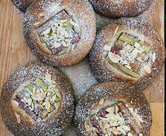 Dinkelbriochebullar med mandel-citronkräm och rabarber