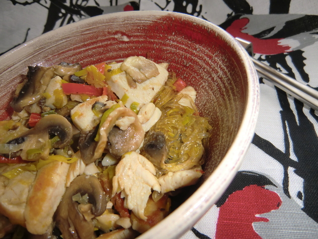 Ljummen wok-sallad med marinerade sjögräsnudlar, kyckling och champinjoner