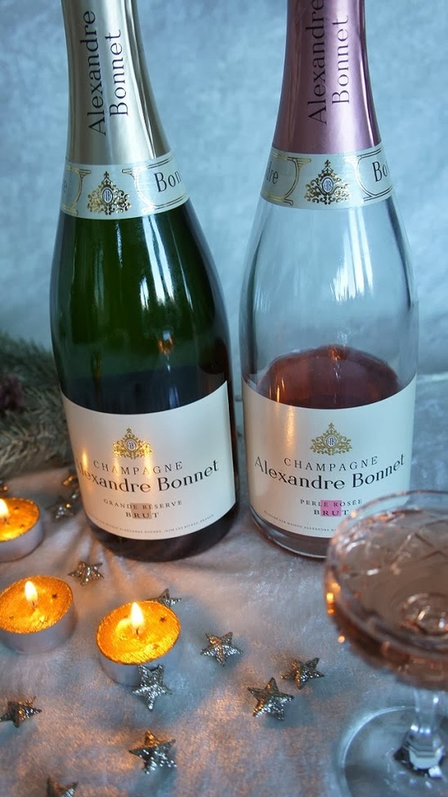 Champagnebakelse på mazarinbotten med hallonkompott, jordgubbspannacotta & mandelcrumble
