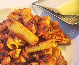 Rigatoni con pollo e chorizo