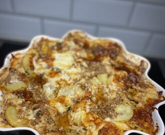 Köttfärsgratäng på Bittings vis, med smörstekt potatis och en ostsås med Cheddar och Mozzarella