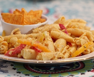 Krämig pastasallad med kyckling, paprika, purjolök och majs - intages med fördel kall eller varm