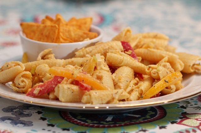 Krämig pastasallad med kyckling, paprika, purjolök och majs - intages med fördel kall eller varm