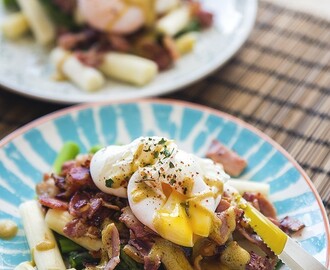 Nyttig lunch – Sparrissallad med knaperstekt bacon, senapsvinägrett & pocherat ägg.