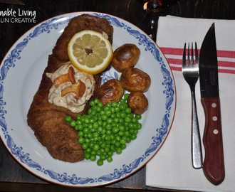 Wienerschnitzel med klassiska tillbehör och kantareller