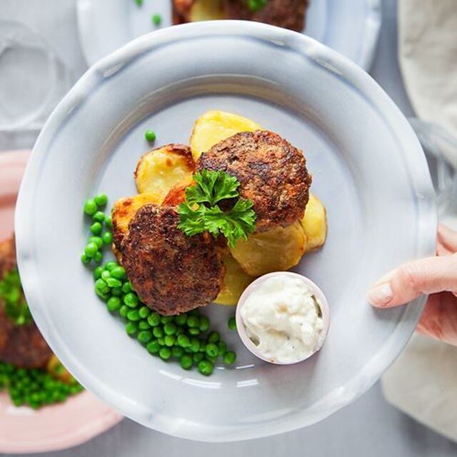 Köttfärsbiffar med rostad potatis och äppeltzatziki