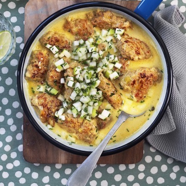 Kycklingbiffar med äpple och curry i krämig sås