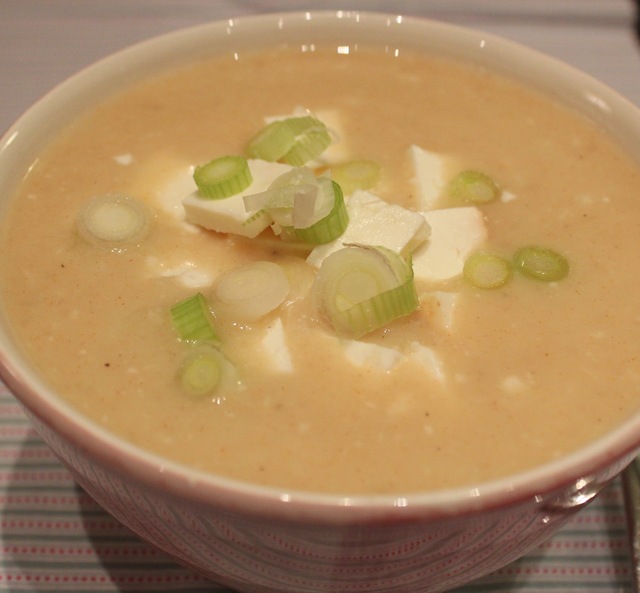 Rostad vitlök och potatis soppa