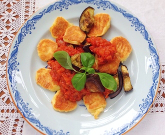 Lchfgnocchi med tomatsås och aubergine