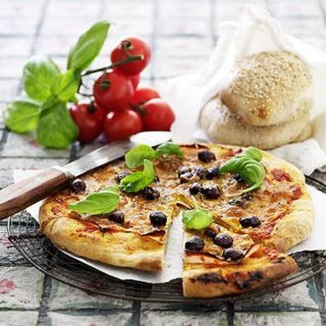 Pizza med skinka och oliver