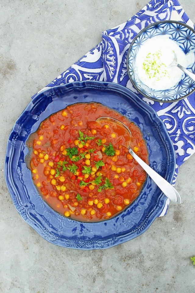 Chana masala, en het indisk kikärtsgryta, serverad tillsammans med limeyoghurt.