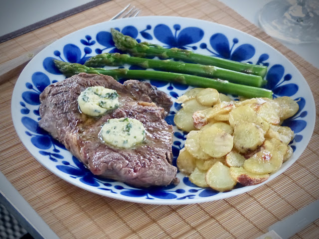 Grillad entrecote med parmesanpotatis, ramslökssmör och sparris