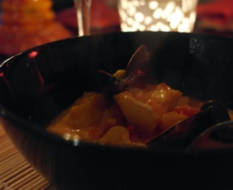 Mustig fisksoppa med saffran, tomat, ingefära och apelsin