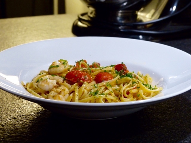 Pasta med vitlöksfrästa tigerräkor, tomat och chili