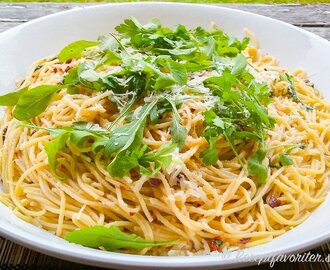 Spagetti med vitlök, soltorkad tomat, ruccola och parmesan