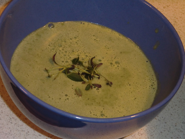 Vitaminspäckad dundersoppa med grönkål, broccoli och nässlor - för Hulkar och alla andra