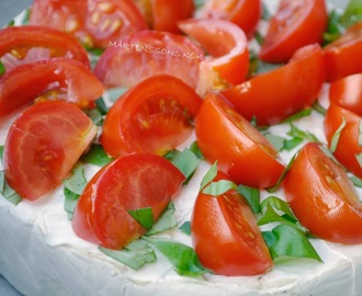 Ugnsbakad brie med tomat och basilika