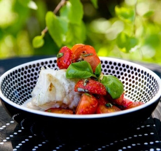 Marulk med sallad på jordgubbar och körsbärstomater