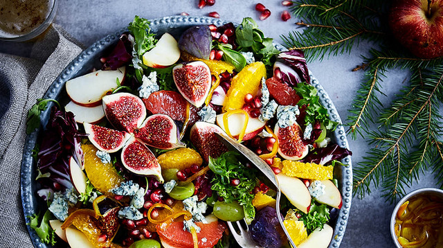 Citrussallad med ädelost, fikon, granatäpple, druvor och kanderade apelsinskal