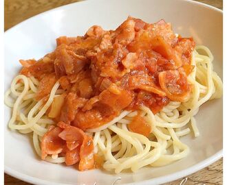 Pasta med tomat- och baconsås