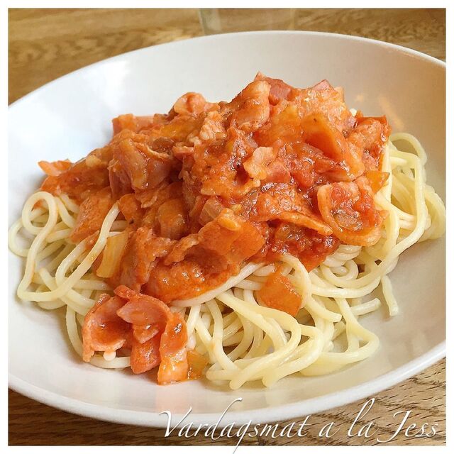 Pasta med tomat- och baconsås