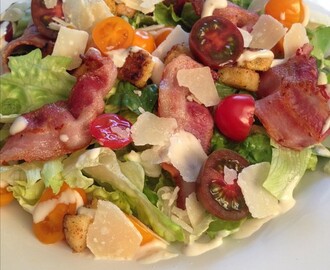 Cesarsallad med bacon