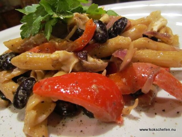 Syrlig pasta och grönsakspanna med korv och mozzarella