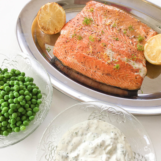 Grillad lax och citron med kall yoghurtsås, ärtor och potatis