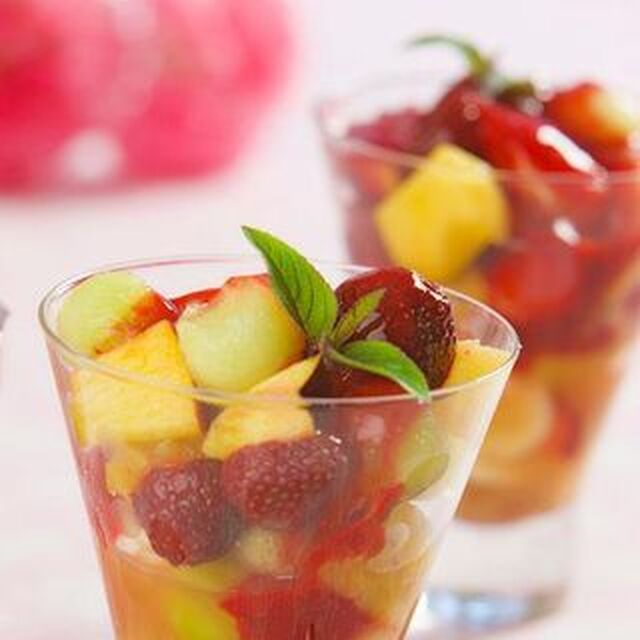 Fruktsallad med jordgubbscoulis