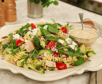 Kycklingsallad med pasta och dijondressing