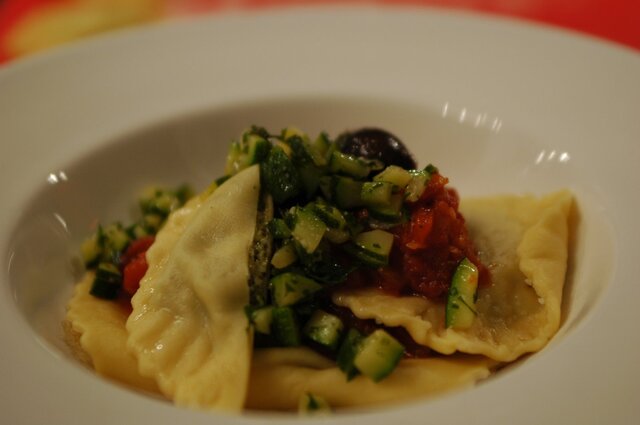 Hemlagad ravioli fylld med fårost & ruccolacreme. Plommontomatsås med vitvinsslungad squach