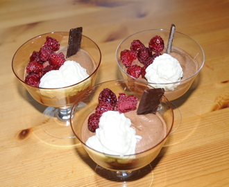 Chokladmousse med hallon och chokladbitar