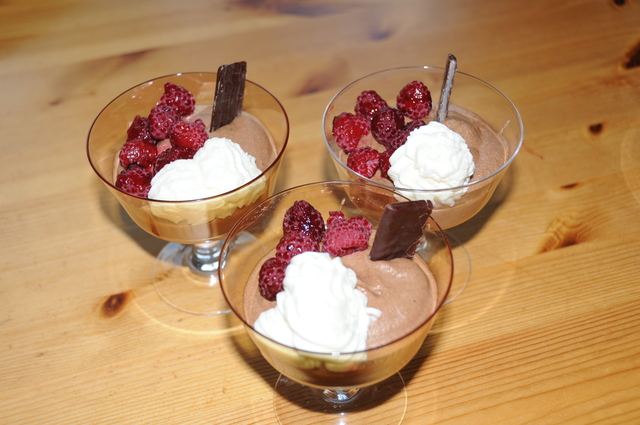 Chokladmousse med hallon och chokladbitar