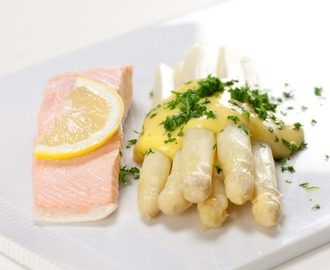 Pocheret laks med hvide asparges og hollandaise sauce