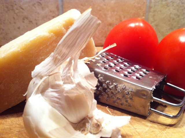 Färsk tomat, fin-finhackad vitlök & riven permensanost med ugnsrostat olivoljebröd…