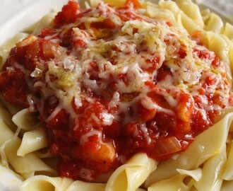 Pasta med het tomatssås