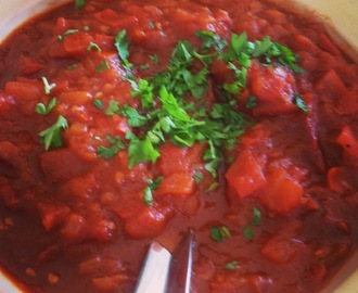 Lammfärsbiffar med fetaost, couscoussallad och tomatsalsa