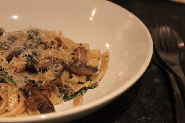 Tagliatelle med svamp, spenat och parmesan