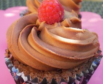 Brownie cupcakes med chocolate fudge frosting