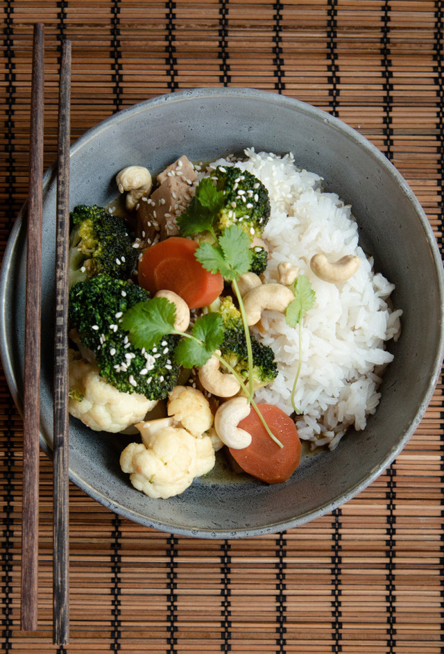 Vegetarisk wok med tofu och apelsin, cashewnötter och ingefära