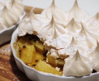 Ananas och passionsfrukts pavlova