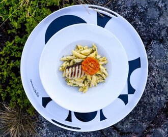 Vitlöksmarinerad hälleflundra med pastasallad, kronärtskockspesto och grillad tomat