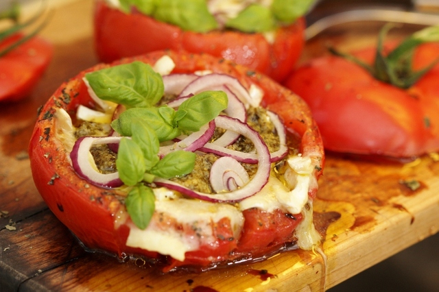 Brie- och pestofyllda tomater - perfekt för en gräsänka som vill äta vegetariskt på riktigt!